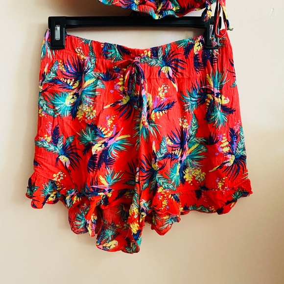 Super cute matching shorts and criss cross top - Picture 3 of 6